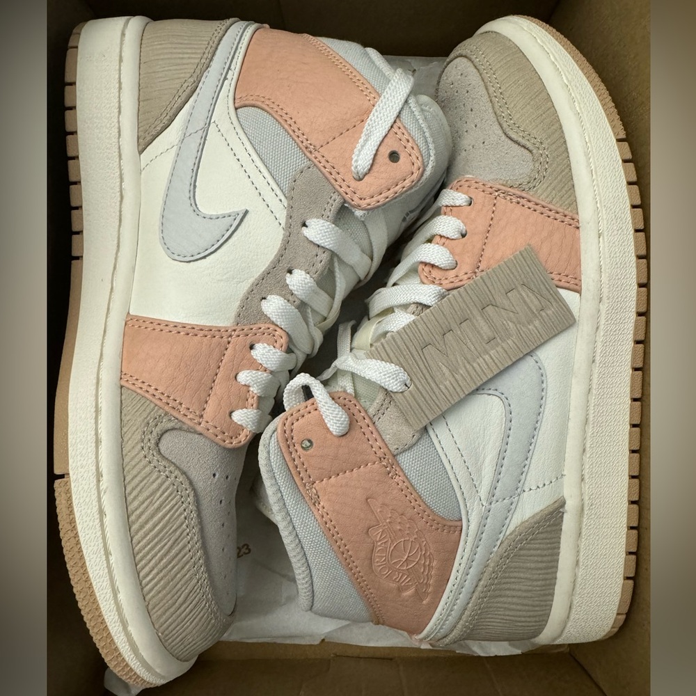 Jordan 1 Mid Milan size 5M which equivalent to 6.5W